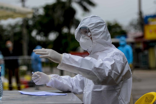 Bệnh nhân phi công người Anh 2 phổi đông đặc, phụ thuộc hoàn toàn vào ECMO-1