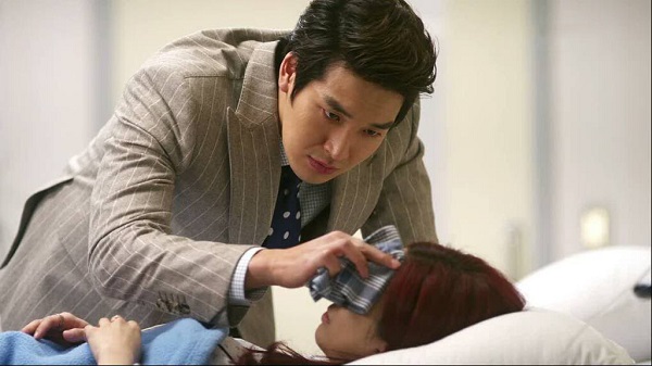 Về thăm nhà, thấy con ôm chặt bố rồi bật khóc, tôi nghi ngờ nên lắp camera theo dõi, không ngờ lại biết chuyện tày trời-1