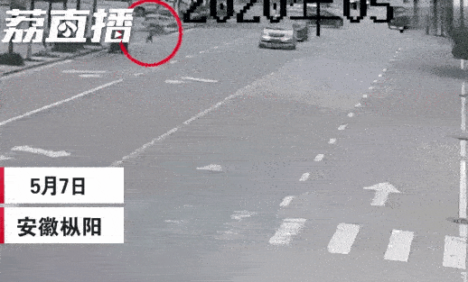 Chạy qua chạy lại đại lộ 13 lần, đứa trẻ bị xe tông nhập viện, cư dân mạng sau khi xem clip quay sang chỉ trích bố mẹ em-1