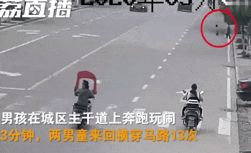 Chạy qua chạy lại đại lộ 13 lần, đứa trẻ bị xe tông nhập viện, cư dân mạng sau khi xem clip quay sang chỉ trích bố mẹ em-2