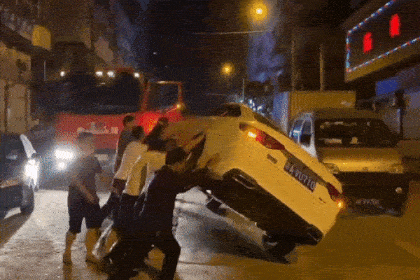 Xe cứu hỏa bị xe con tông ngang sườn, lao thẳng vào trạm xăng-1