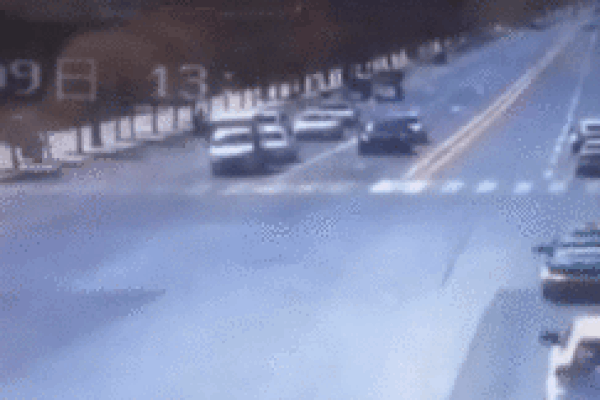 Xe tải bất ngờ bị thổi bay lên không trung khi đang dừng đèn đỏ