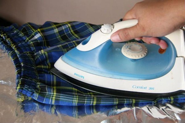 Để giấy bạc vào bên trong quần áo khi là, kết quả thu được sẽ khiến bạn ngạc nhiên đấy-1