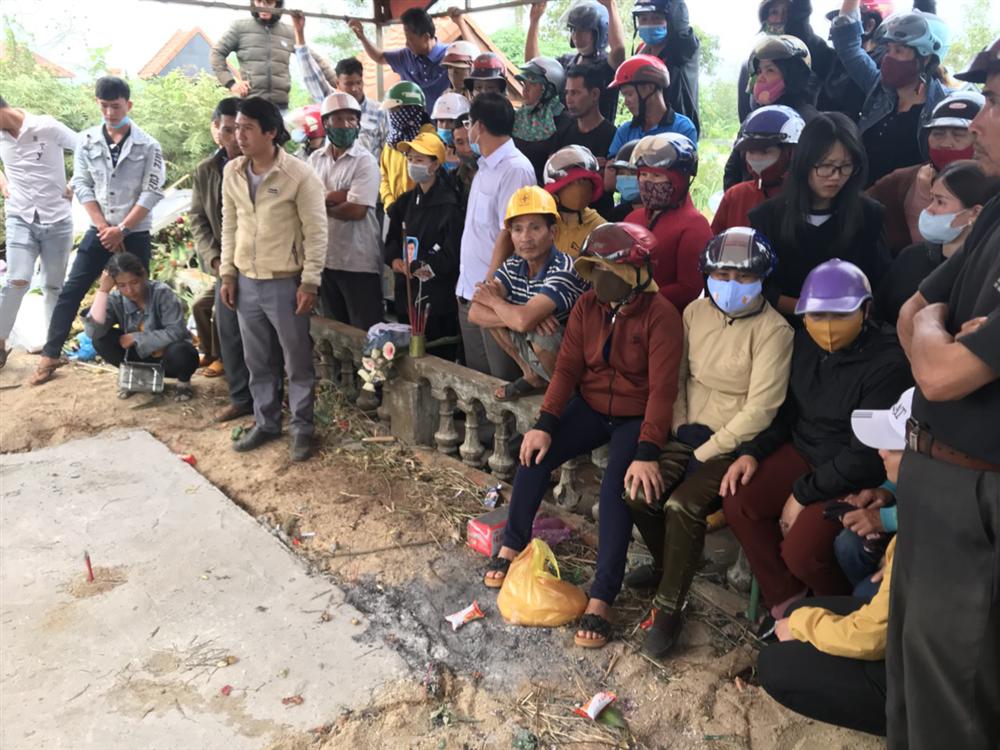 Vụ bí thư xã giết người đốt xác: Bàn giao hài cốt cho người nhà nạn nhân-1