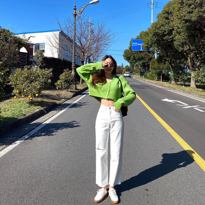 Diện jeans trắng không những mát mắt mà còn thời thượng hết cỡ nếu bạn học 4 chiêu mix đồ hay ho từ gái Hàn-1