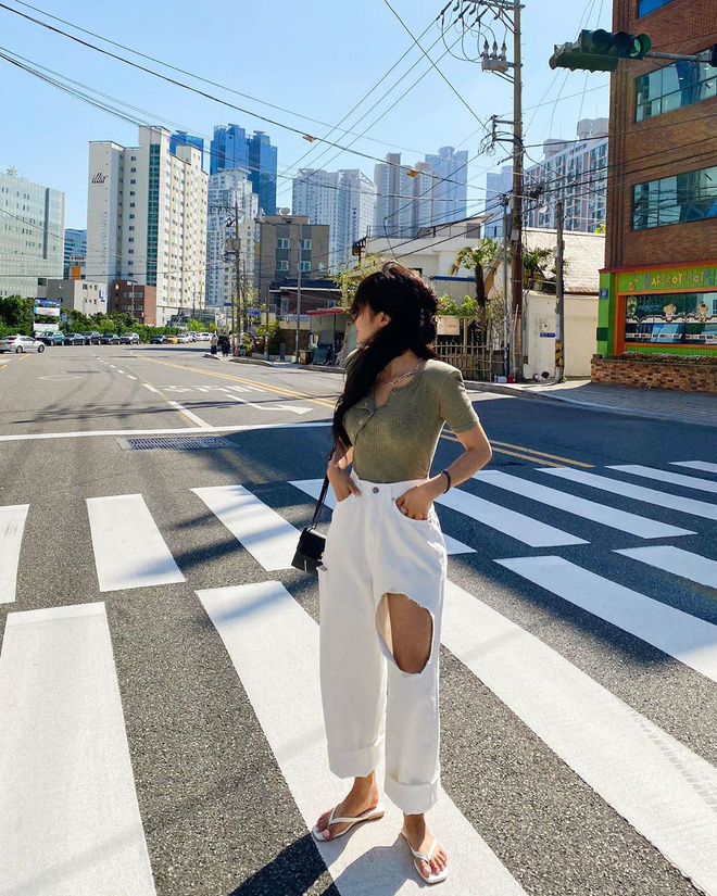 Diện jeans trắng không những mát mắt mà còn thời thượng hết cỡ nếu bạn học 4 chiêu mix đồ hay ho từ gái Hàn-3