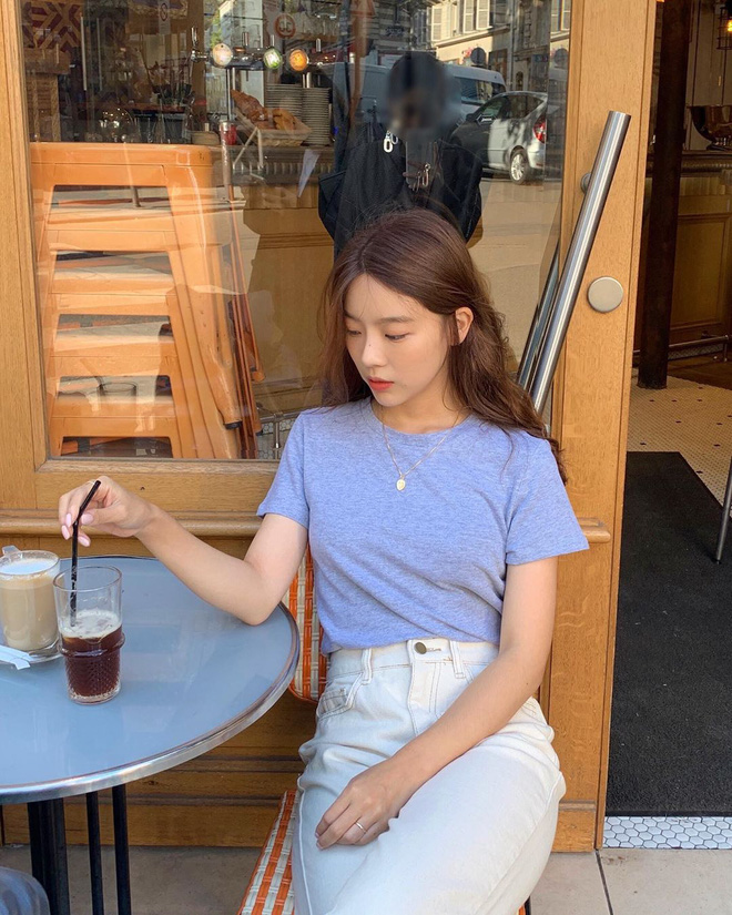 Diện jeans trắng không những mát mắt mà còn thời thượng hết cỡ nếu bạn học 4 chiêu mix đồ hay ho từ gái Hàn-10