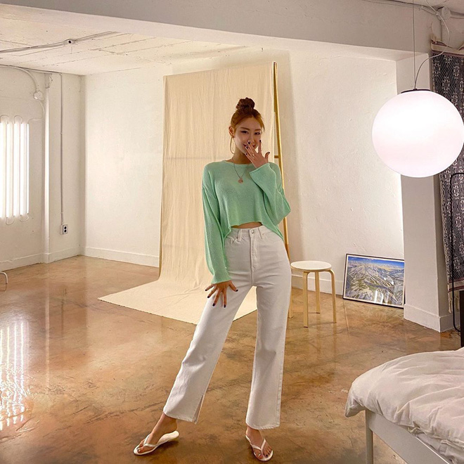 Diện jeans trắng không những mát mắt mà còn thời thượng hết cỡ nếu bạn học 4 chiêu mix đồ hay ho từ gái Hàn-11