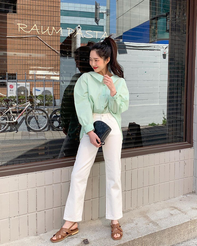 Diện jeans trắng không những mát mắt mà còn thời thượng hết cỡ nếu bạn học 4 chiêu mix đồ hay ho từ gái Hàn-9