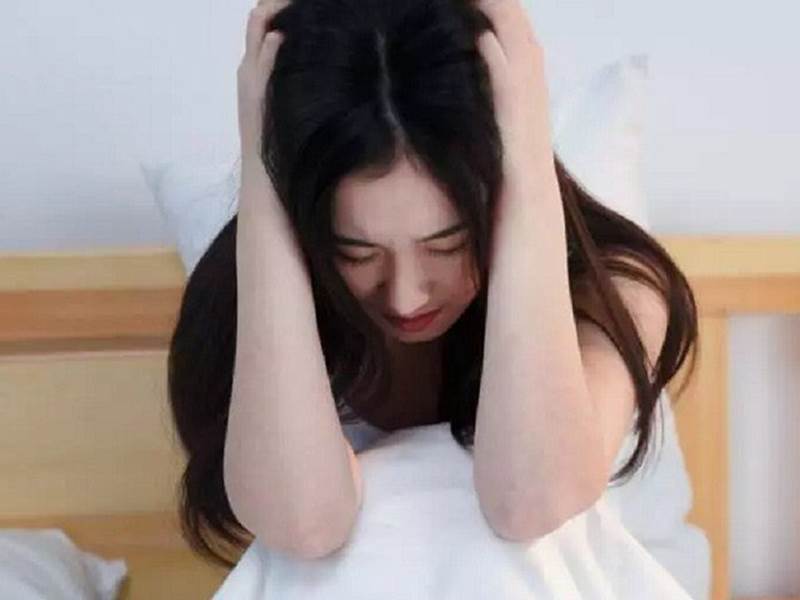 Đêm tân hôn chồng đột ngột biến mất, tôi hóa đá nghe tiếng cười của phụ nữ ở phòng bên-1