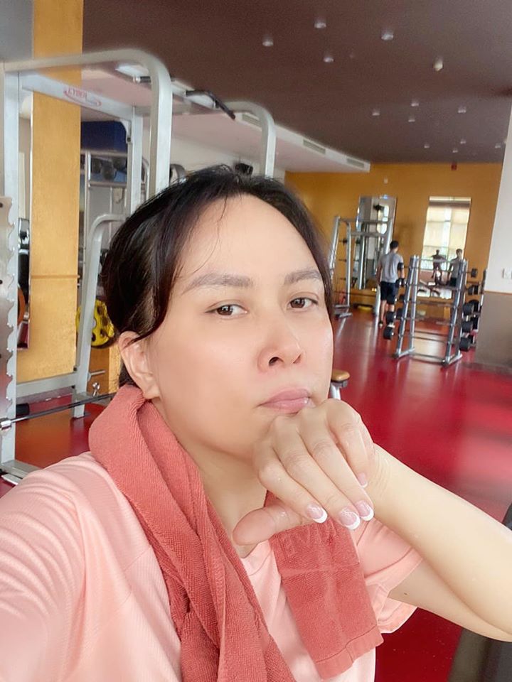 Phượng Chanel tuổi 40+ vẫn tự tin khoe chân dài nuột nà thẳng tắp: Thành quả của việc chăm chỉ tập yoga, chạy bộ 1 tiếng mỗi ngày-10