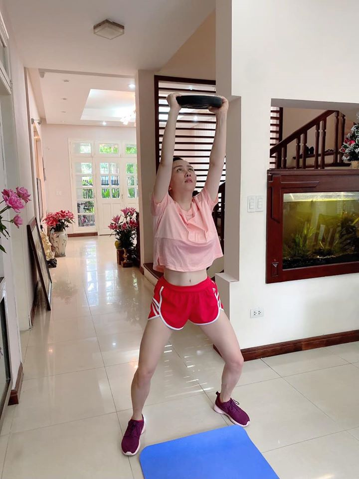 Phượng Chanel tuổi 40+ vẫn tự tin khoe chân dài nuột nà thẳng tắp: Thành quả của việc chăm chỉ tập yoga, chạy bộ 1 tiếng mỗi ngày-12