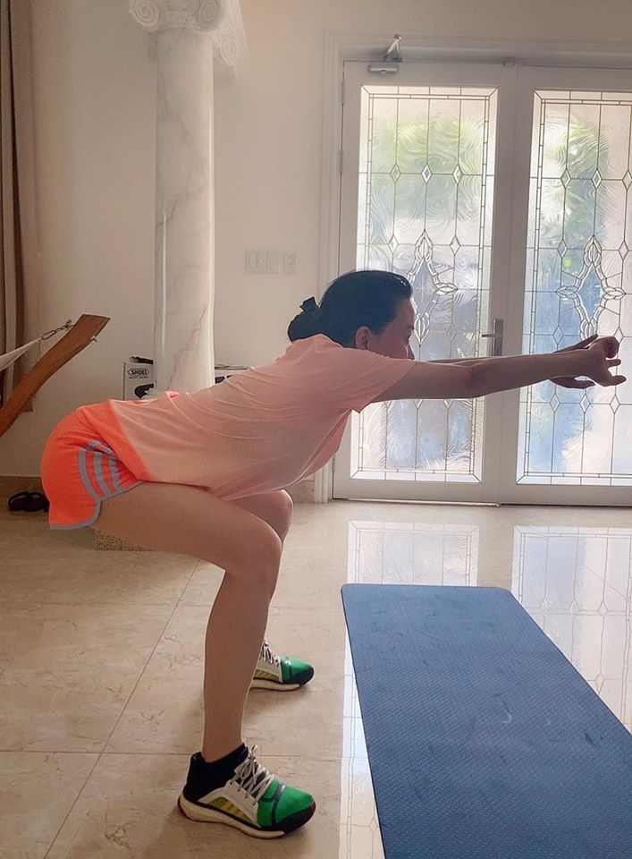 Phượng Chanel tuổi 40+ vẫn tự tin khoe chân dài nuột nà thẳng tắp: Thành quả của việc chăm chỉ tập yoga, chạy bộ 1 tiếng mỗi ngày-13