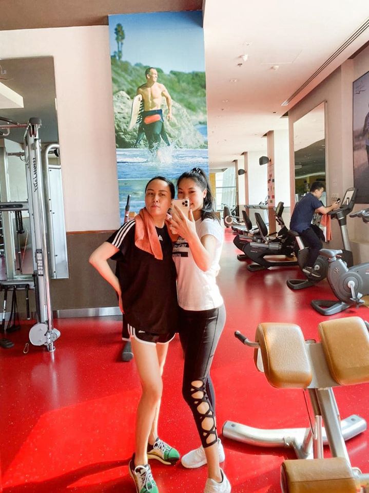 Phượng Chanel tuổi 40+ vẫn tự tin khoe chân dài nuột nà thẳng tắp: Thành quả của việc chăm chỉ tập yoga, chạy bộ 1 tiếng mỗi ngày-14