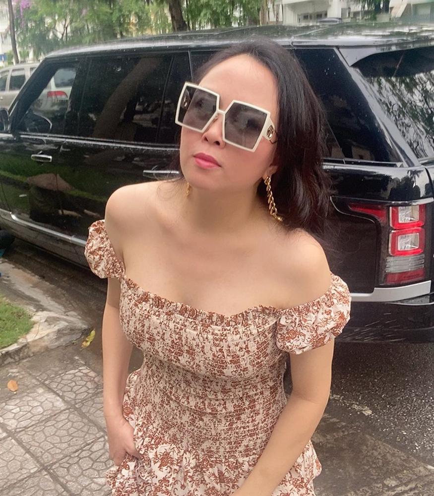 Phượng Chanel tuổi 40+ vẫn tự tin khoe chân dài nuột nà thẳng tắp: Thành quả của việc chăm chỉ tập yoga, chạy bộ 1 tiếng mỗi ngày-2