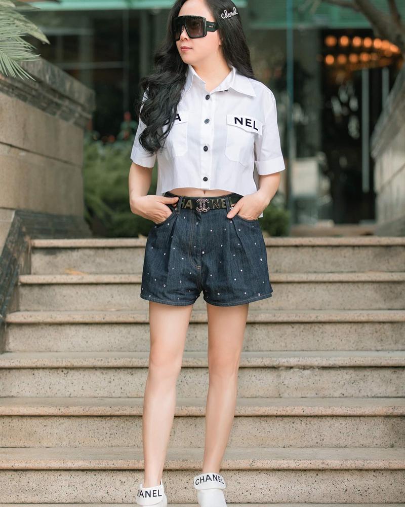 Phượng Chanel tuổi 40+ vẫn tự tin khoe chân dài nuột nà thẳng tắp: Thành quả của việc chăm chỉ tập yoga, chạy bộ 1 tiếng mỗi ngày-6