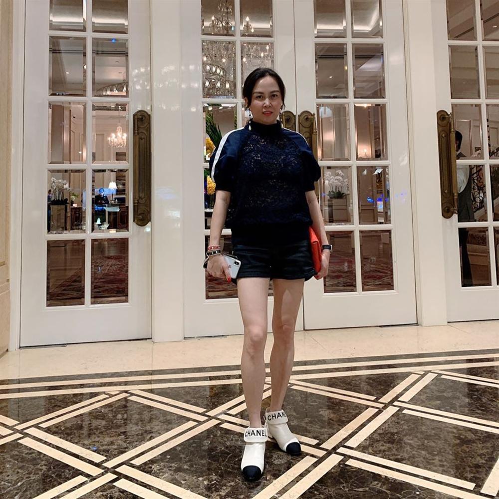 Phượng Chanel tuổi 40+ vẫn tự tin khoe chân dài nuột nà thẳng tắp: Thành quả của việc chăm chỉ tập yoga, chạy bộ 1 tiếng mỗi ngày-8