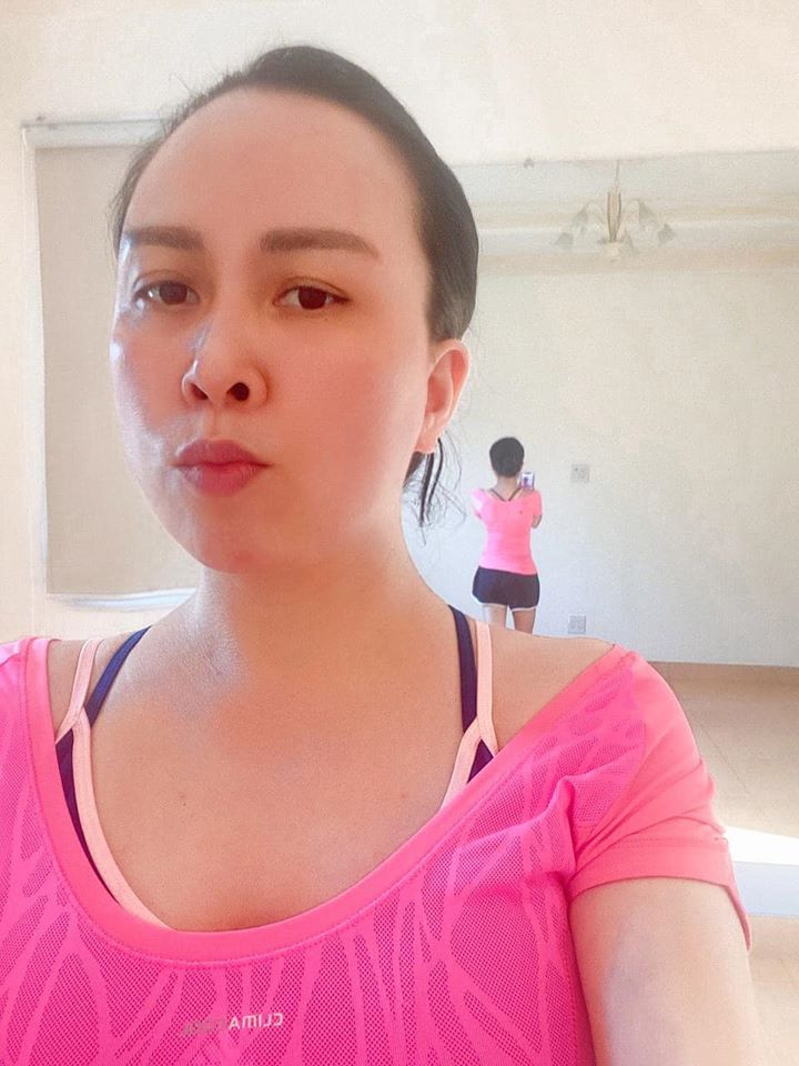 Phượng Chanel tuổi 40+ vẫn tự tin khoe chân dài nuột nà thẳng tắp: Thành quả của việc chăm chỉ tập yoga, chạy bộ 1 tiếng mỗi ngày-9