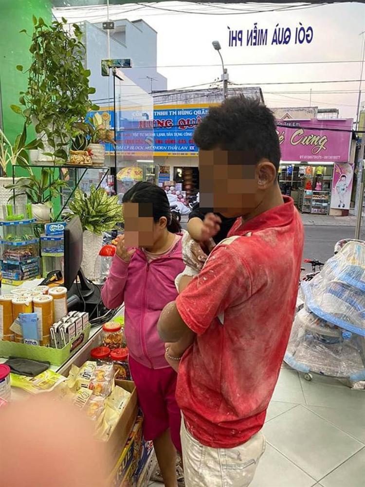 Ông bố người lấm bẩn đưa hai con vào cửa hàng sữa và câu chuyện nhỏ gây xúc động-1