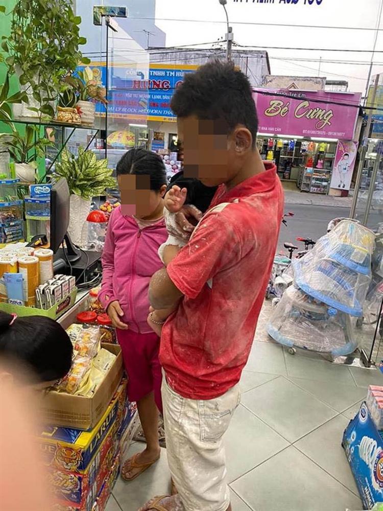 Ông bố người lấm bẩn đưa hai con vào cửa hàng sữa và câu chuyện nhỏ gây xúc động-2