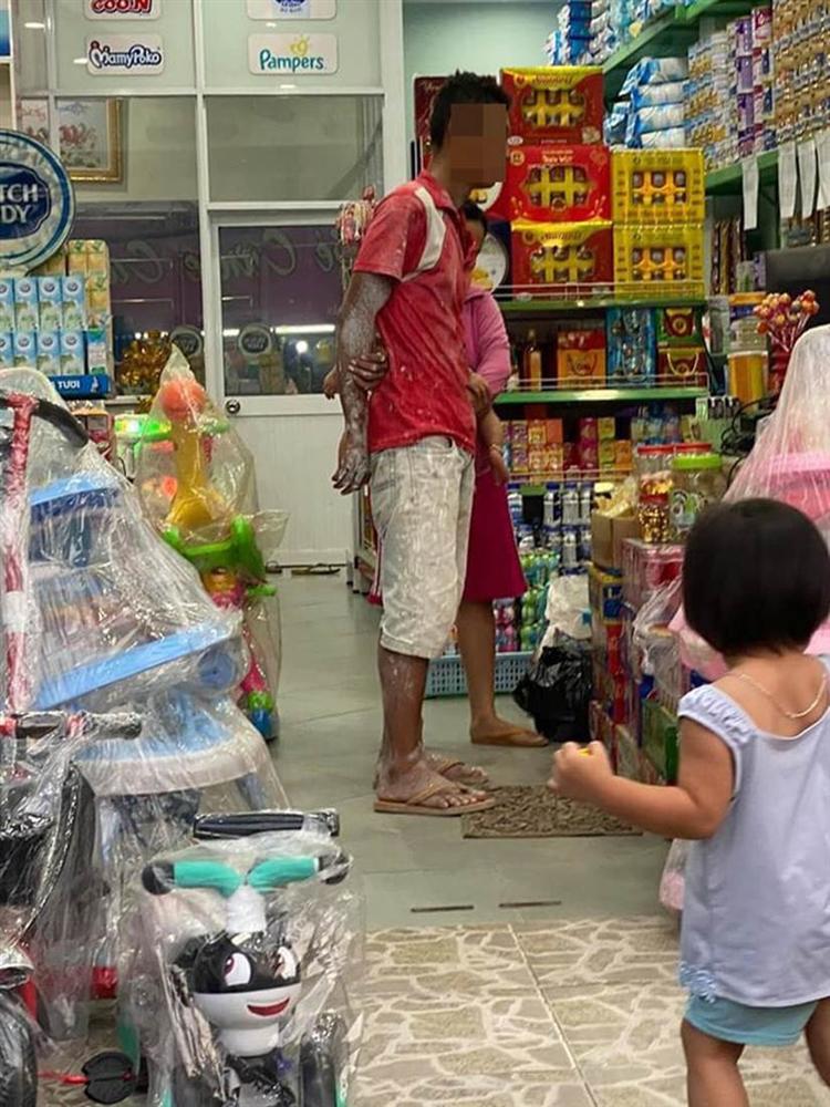 Ông bố người lấm bẩn đưa hai con vào cửa hàng sữa và câu chuyện nhỏ gây xúc động-3