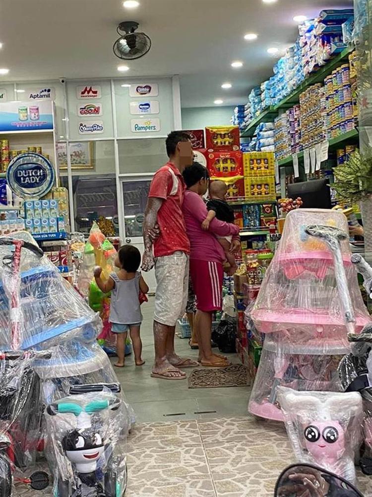 Ông bố người lấm bẩn đưa hai con vào cửa hàng sữa và câu chuyện nhỏ gây xúc động-5