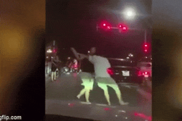 Va chạm với xe máy, tài xế xăm trổ dọa mạng mày không quá 30 triệu, tăng ga ủn thanh niên 15m rồi bỏ chạy-1