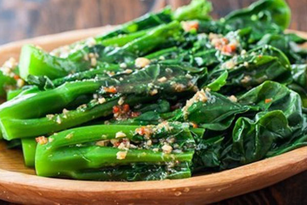 Trước khi xào rau, cần làm thêm 2 bước nữa rau sẽ luôn xanh và giòn-1