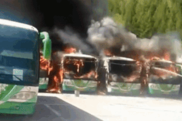 Hàng loạt xe buýt bị bốc cháy dữ dội ở Trung Quốc