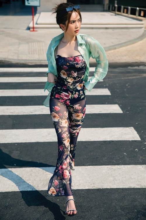 Mỹ nhân Vbiz bắt trend khoác ngoài sơ mi xuyên thấu, Ngọc Trinh mặc đã bạo vẫn chưa bằng Bích Phương-1