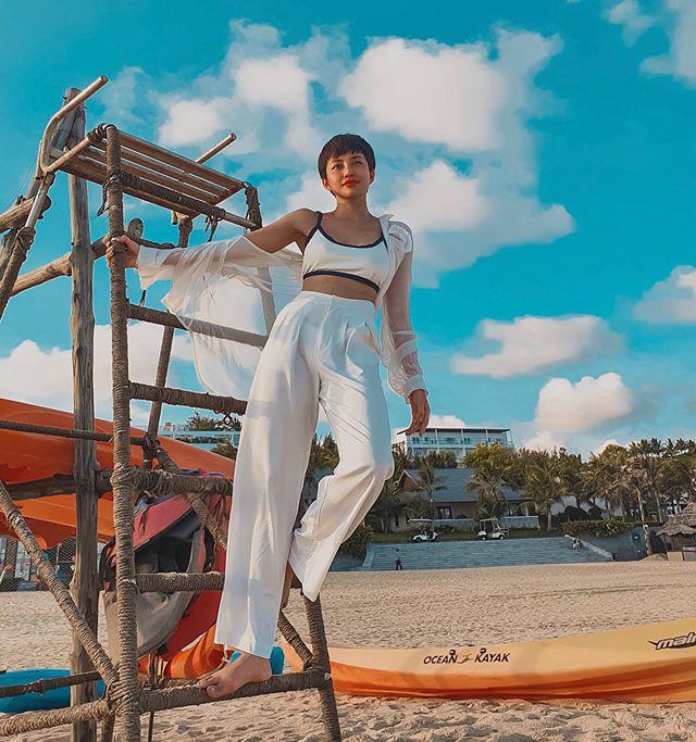 Mỹ nhân Vbiz bắt trend khoác ngoài sơ mi xuyên thấu, Ngọc Trinh mặc đã bạo vẫn chưa bằng Bích Phương-12