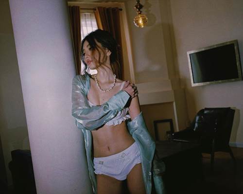 Mỹ nhân Vbiz bắt trend khoác ngoài sơ mi xuyên thấu, Ngọc Trinh mặc đã bạo vẫn chưa bằng Bích Phương-4