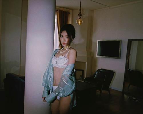 Mỹ nhân Vbiz bắt trend khoác ngoài sơ mi xuyên thấu, Ngọc Trinh mặc đã bạo vẫn chưa bằng Bích Phương-6