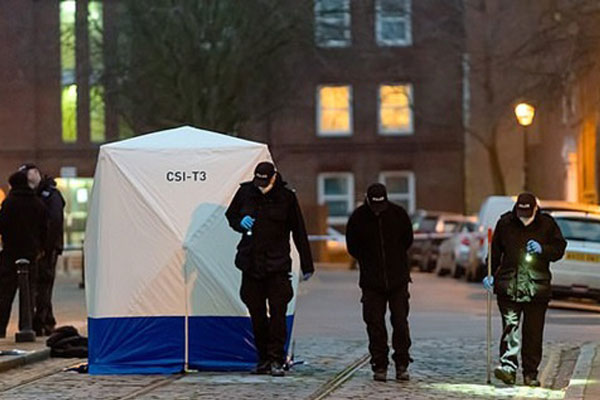 Thấy em bé mới sinh nằm dưới đất, người dân tưởng đứa trẻ bị bỏ rơi nhưng kiểm tra kỹ hơn mới biết bé bị ném từ tầng 3-4