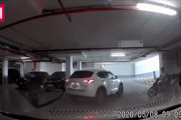 Tài xế lái ôtô lao vào nhân viên bơm xăng vì nghi gian lận-1