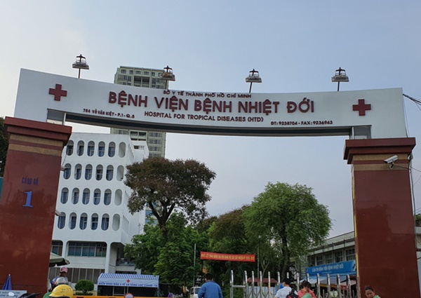 Nữ bệnh nhân 50 tuổi về từ Dubai tổn thương phổi nặng hơn, vẫn còn dương tính với SARS-COV-2-1