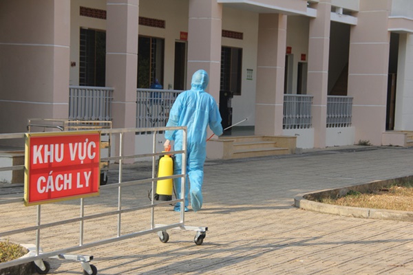 Nữ bệnh nhân 50 tuổi về từ Dubai tổn thương phổi nặng hơn, vẫn còn dương tính với SARS-COV-2-3