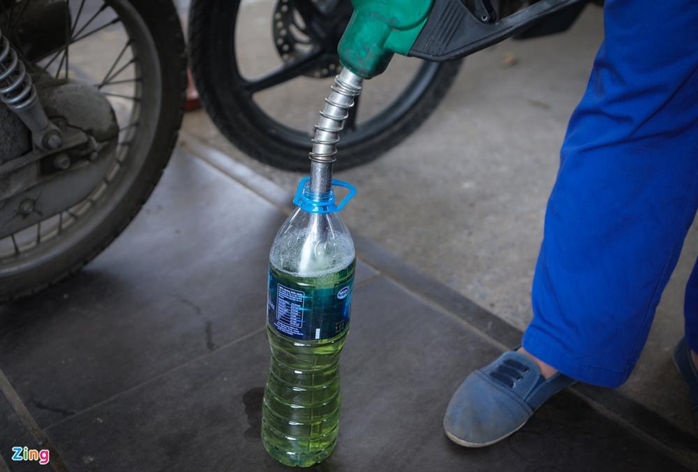 Xếp hàng đổ xăng trước giờ điều chỉnh giá-10