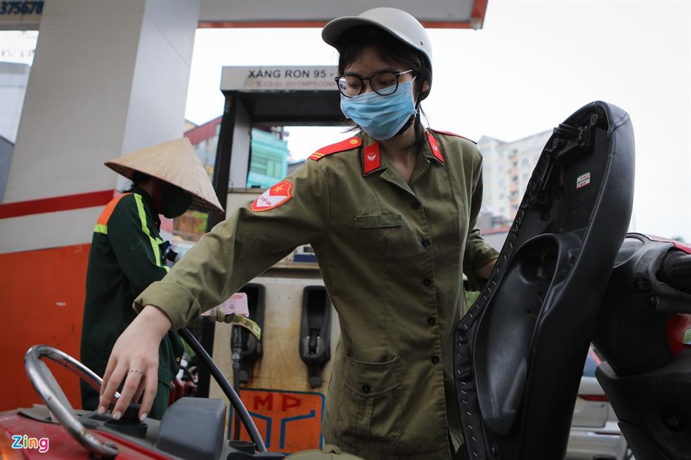 Xếp hàng đổ xăng trước giờ điều chỉnh giá-11