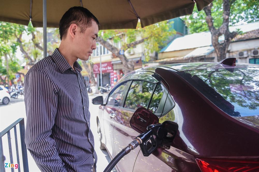 Xếp hàng đổ xăng trước giờ điều chỉnh giá-2