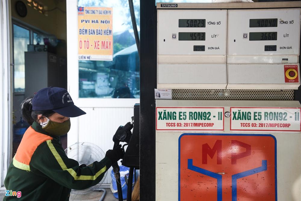 Xếp hàng đổ xăng trước giờ điều chỉnh giá-4