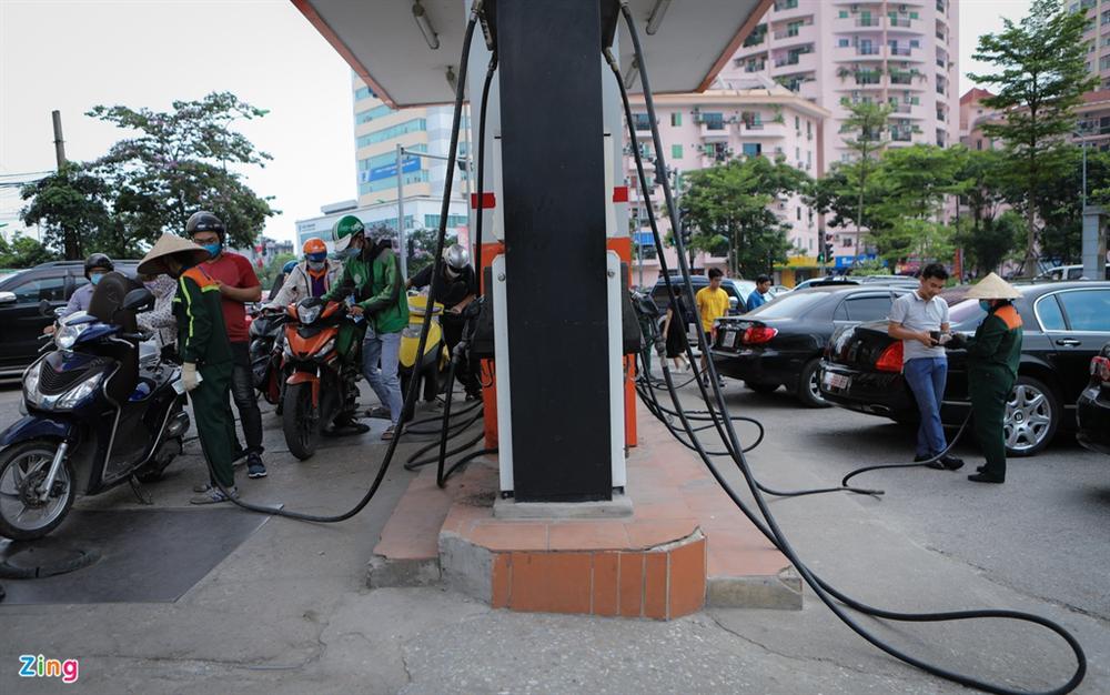 Xếp hàng đổ xăng trước giờ điều chỉnh giá-5