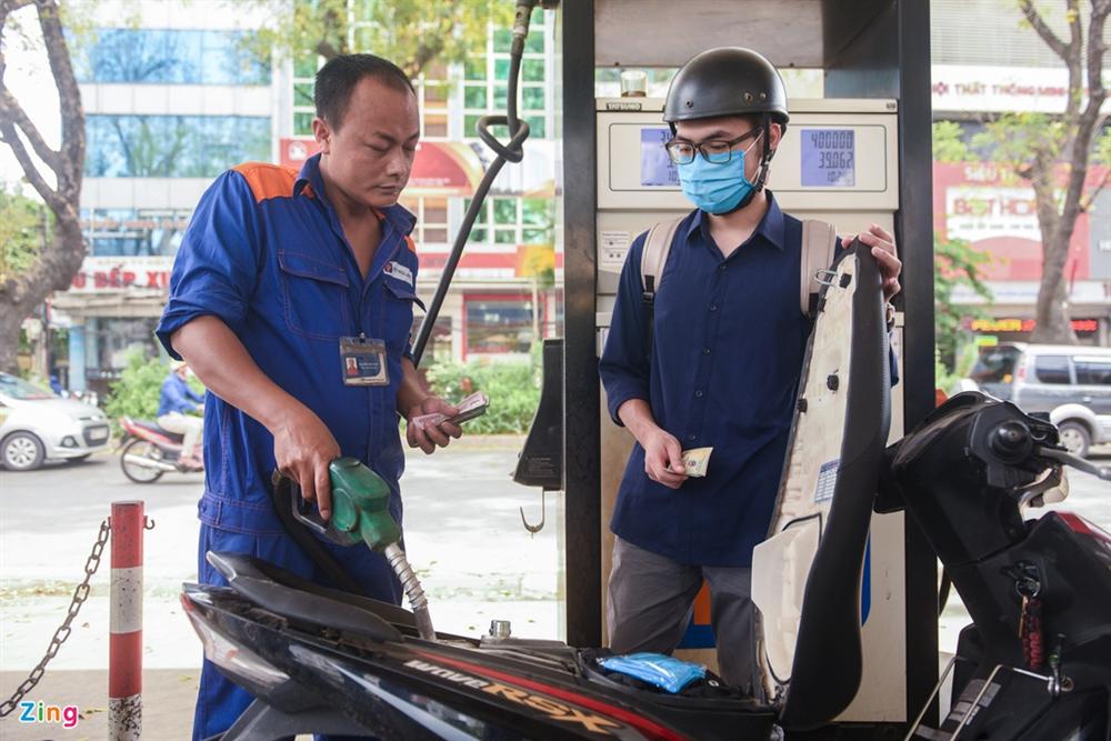 Xếp hàng đổ xăng trước giờ điều chỉnh giá-8