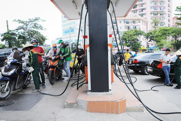 CLIP: Giành giật làm đổ xe của khách, 2 người phụ nữ hất cả can xăng vào người nhau-1