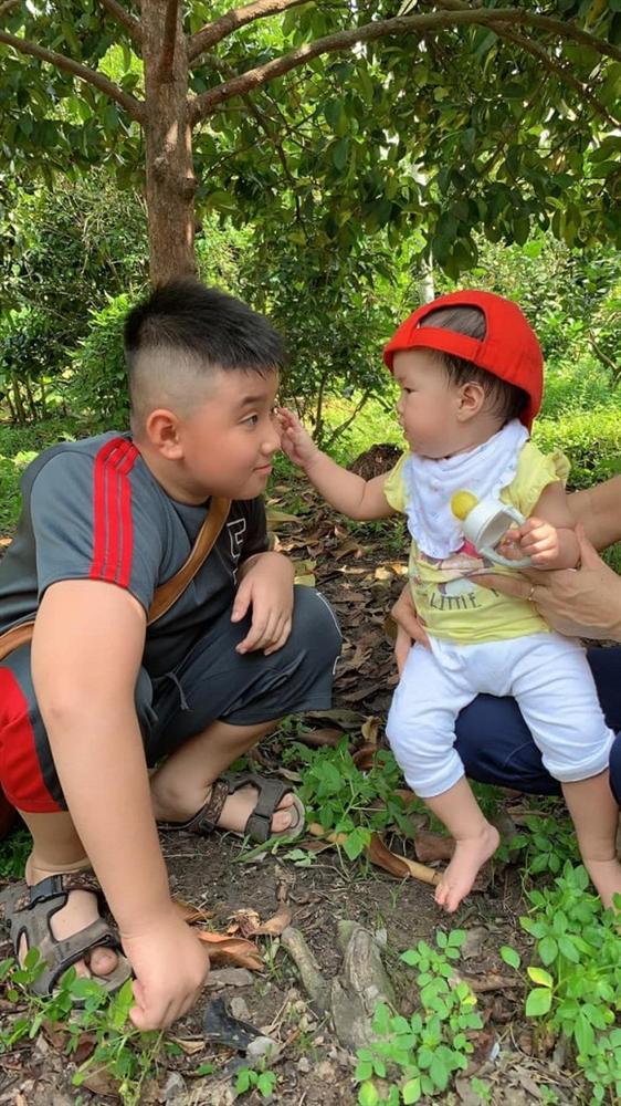 Lê Phương cùng chồng con thu hoạch trái cây nặng trĩu tại trang trại riêng-5