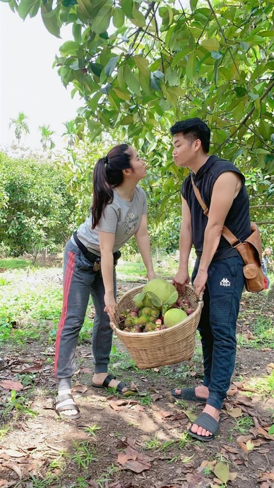 Lê Phương cùng chồng con thu hoạch trái cây nặng trĩu tại trang trại riêng-13