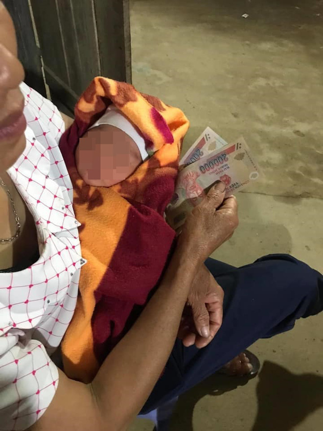 Đứa trẻ còn đỏ hỏn bị bỏ rơi bên đường, nội dung trong mảnh giấy để lại khiến người ta xót xa-2