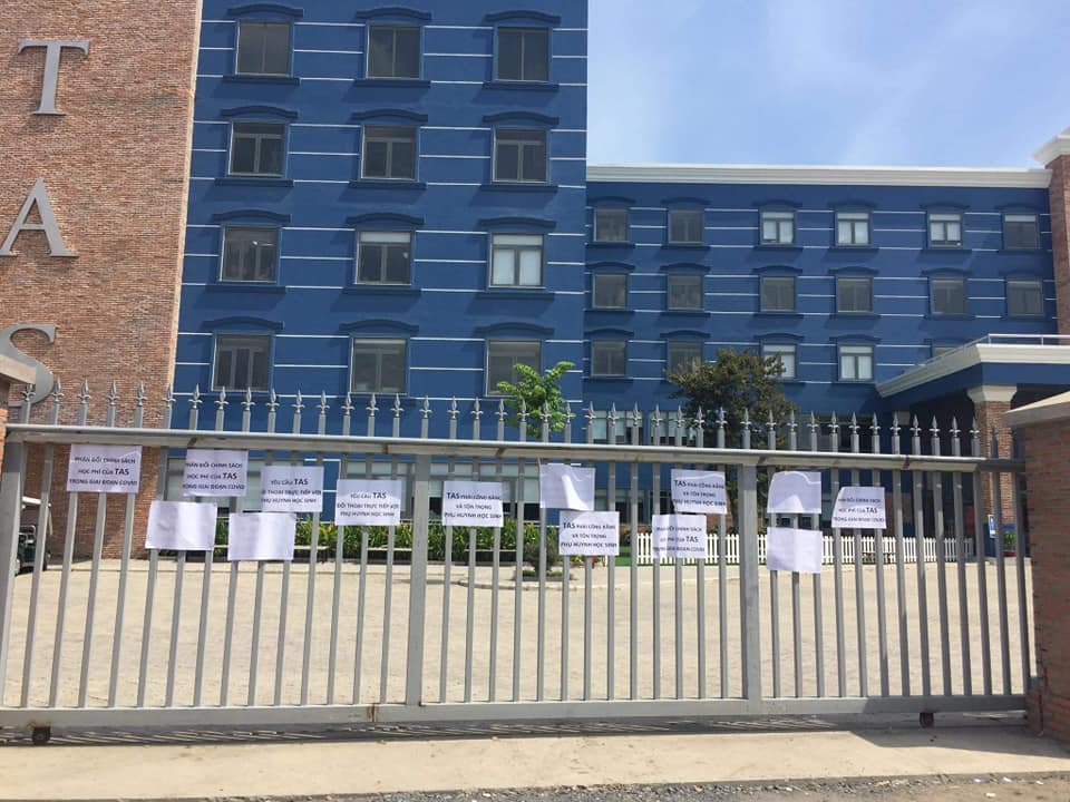 Vụ phụ huynh phản đối vì con nghỉ học 3 tháng nhưng phải đóng hơn 200 triệu đồng: Trường Quốc tế Mỹ chính thức lên tiếng-3