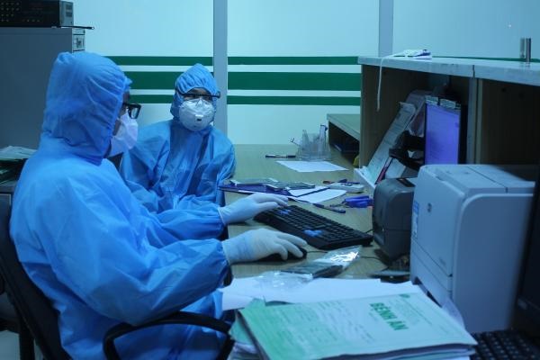 Nam phi công người Anh đã được bơm rửa màng phổi, đã tìm thấy người thân-2