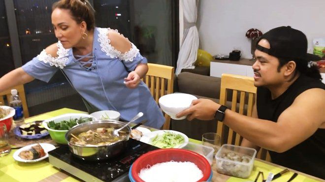Danh ca Thanh Hà nấu ăn, fan mải ngắm phản ứng của tình trẻ và con gái lai của cô-1
